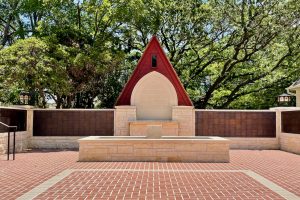 Good Shepherd’s expanded columbarium includes an outdoor altar for small worship services. Designed by Heimsath Architects.